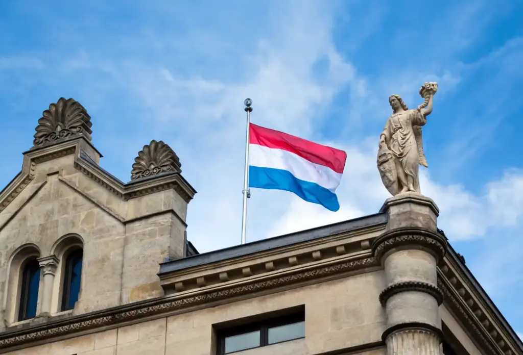 Drapeau du Luxembourg sur un bâtiment gouvernemental luxembourgeois